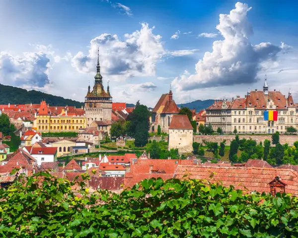 Vue panoramique de Sighisoara, Roumanie. Le coût de la vie en Roumanie est abordable, comme en témoigne cette ville historique pittoresque.