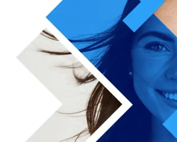 Visage souriant d'une femme, avec des formes bleues géométriques. Idéal pour un master psychologie Espagne.