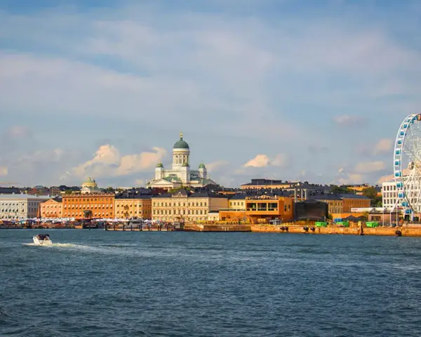 Vue d'Helsinki avec sa cathédrale et sa grande roue. Le coût de la vie en Finlande peut sembler élevé, mais la qualité de vie est exceptionnelle.