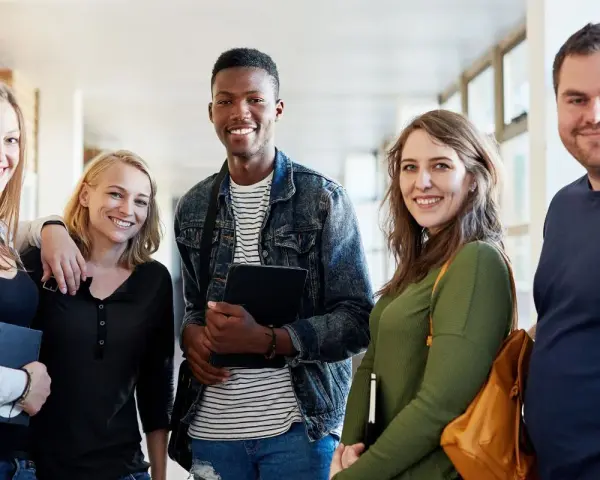 Groupe d'étudiants souriants, prêts à devenir des experts en marketing à distance.