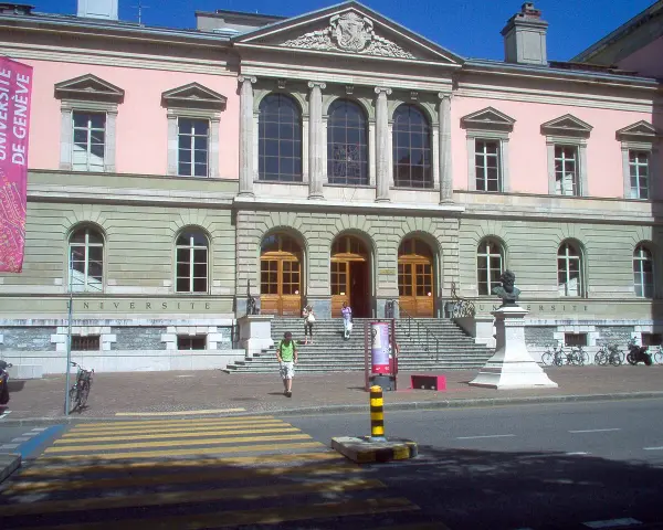 Bâtiment de l'université de Genève, avec une bannière "Université de Genève" et un buste sur un piédestal.