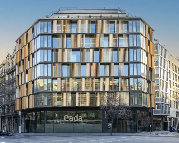 Bâtiment moderne de eada business school à Barcelone, avec sa façade en verre et bois.