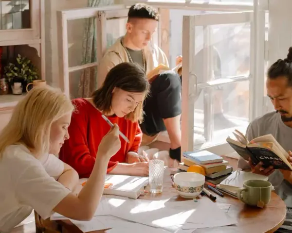 Des étudiants travaillent ensemble dans une bibliothèque de **community college USA**.