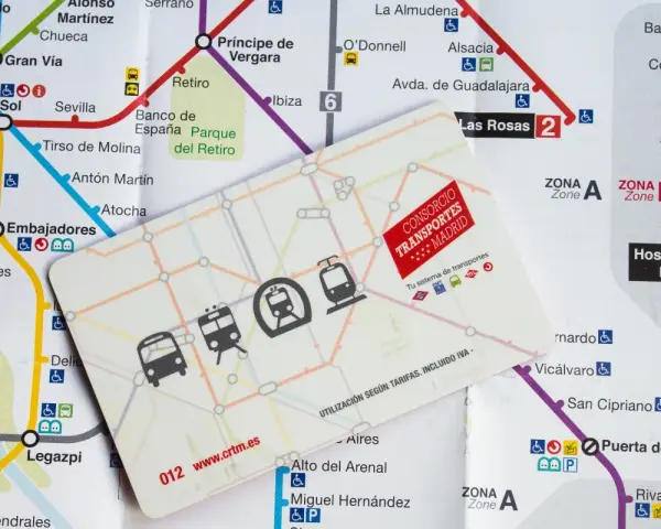 Carte transport Madrid étudiant sur un plan du métro. Idéale pour explorer la ville.