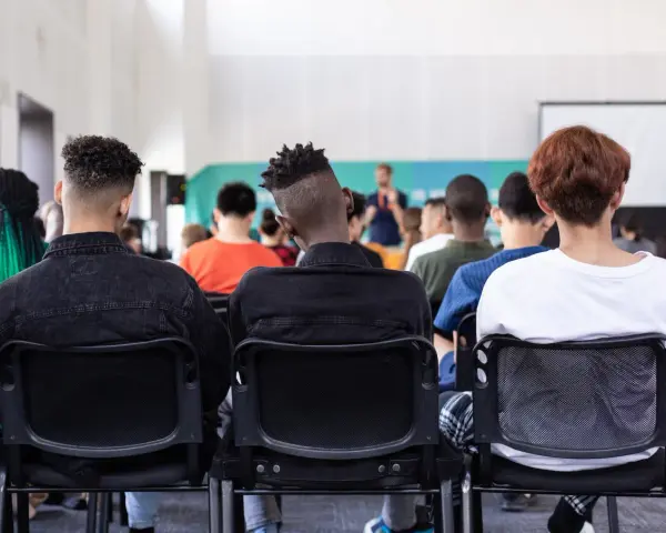 Des étudiants écoutent un conférencier, peut-être lors d'un événement sur le prix de l'université de New York.