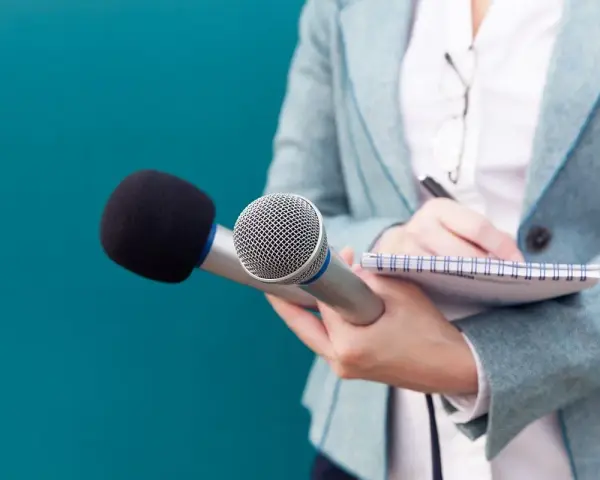 Journaliste en herbe, en pleine formation journaliste à distance, prend des notes avec un micro.