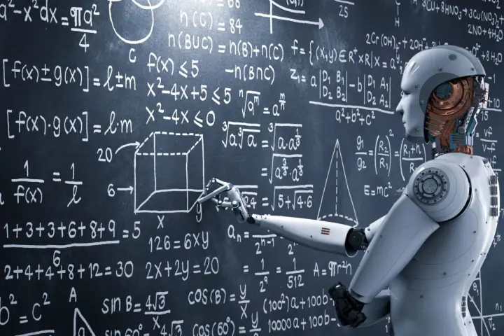 Un robot enseigne le master intelligence artificielle à distance, pointant des équations complexes sur un tableau noir.