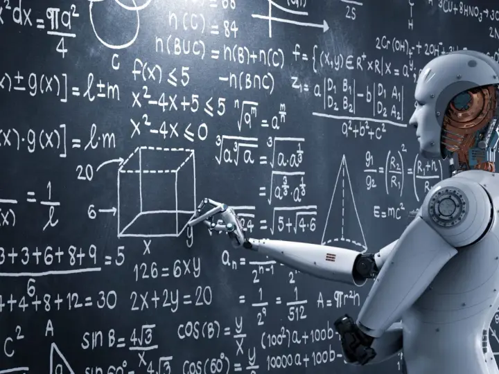 Un robot enseigne le master intelligence artificielle à distance, pointant des équations complexes sur un tableau noir.