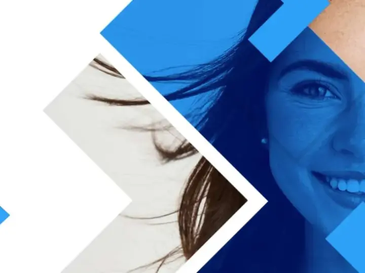 Visage souriant d'une femme, avec des formes géométriques bleues. Une invitation à explorer les neurosciences à distance.