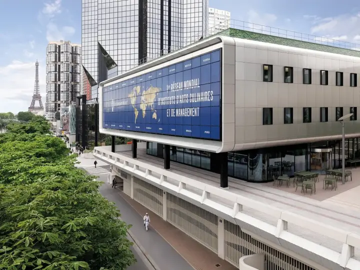 Le Cordon Bleu Paris, un institut d'arts culinaires mondial, avec la Tour Eiffel en arrière-plan.