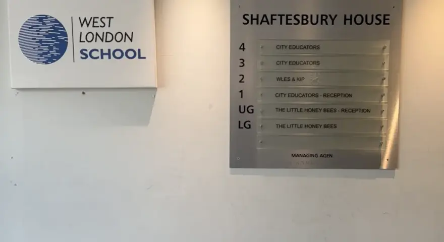 Panneau de la **London School of English** et indication des bureaux de Shaftesbury House, incluant "The Little Honey Bees".