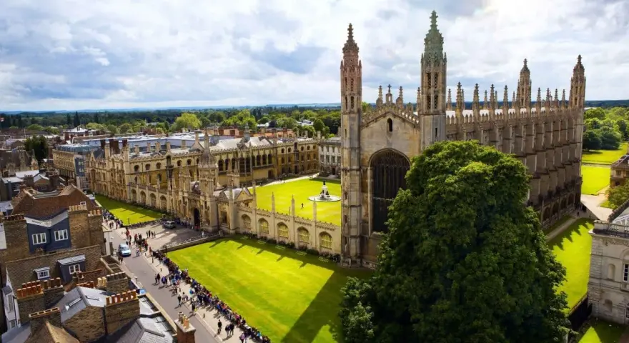 Vue aérienne de King's College, Cambridge, un exemple des universités en Angleterre qui acceptent les étrangers.