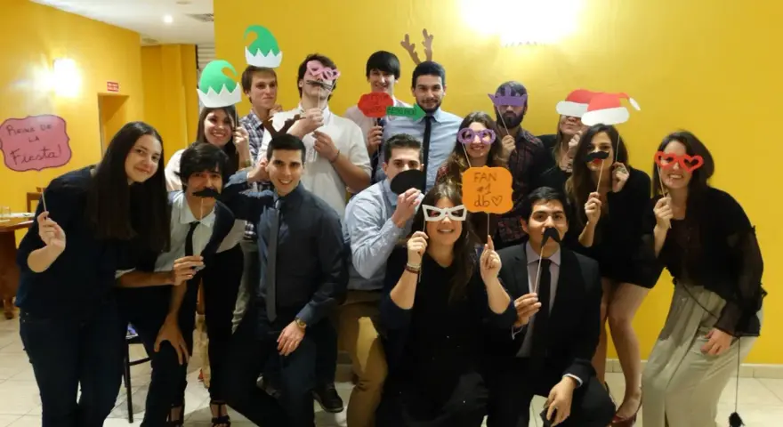 Des étudiants de l'université des îles Baléares s'amusent avec des accessoires photo festifs.