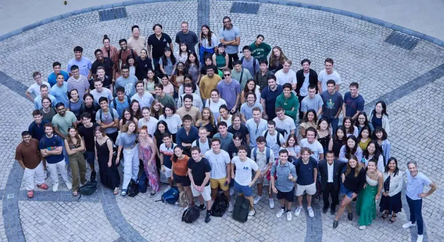 Un grand groupe d'étudiants pose pour une photo de classe. Ils sont tous souriants et semblent heureux d'être là, peut-être après avoir remporté un prix pour l'ESSEC Singapour.