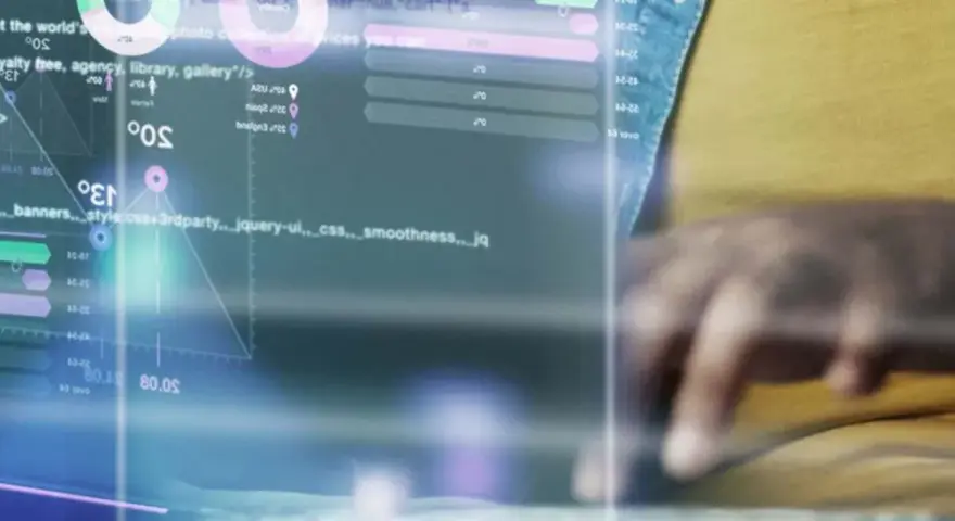 Un expert en master cybersécurité à distance analyse des données complexes sur un écran, jonglant avec des codes et des graphiques.