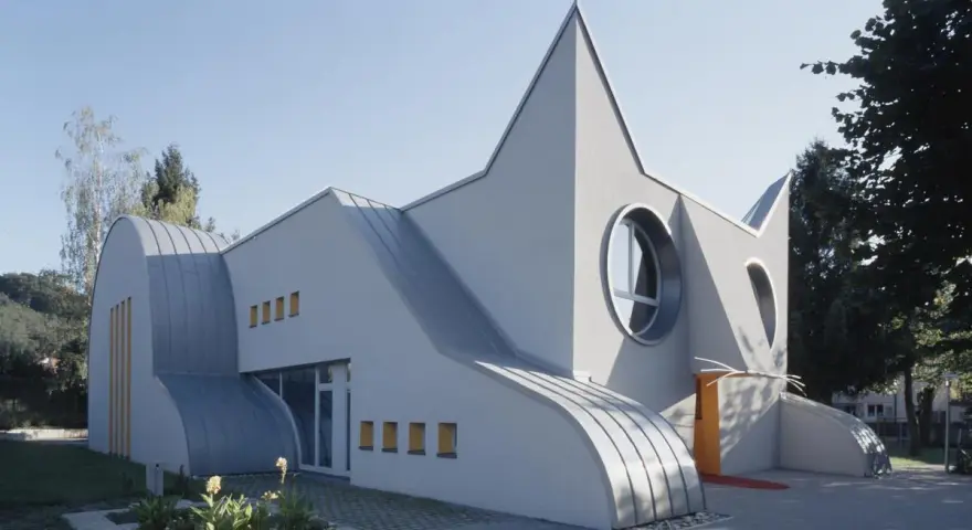 Bâtiment ludique en forme de chat, une école d'architecture privée aux formes originales.