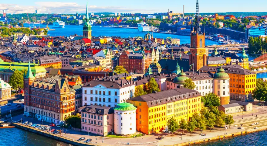 Vue panoramique de Stockholm, ses bâtiments colorés et ses églises. Un aperçu de la vie en Suède, où le coût de la vie est élevé mais la beauté est partout.