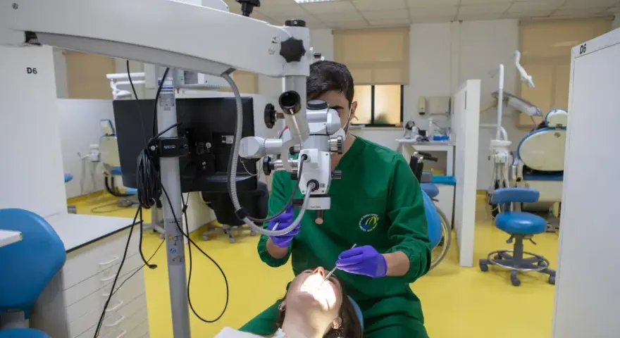 Un dentiste utilise un microscope dentaire à l'Egas Moniz de Lisbonne.