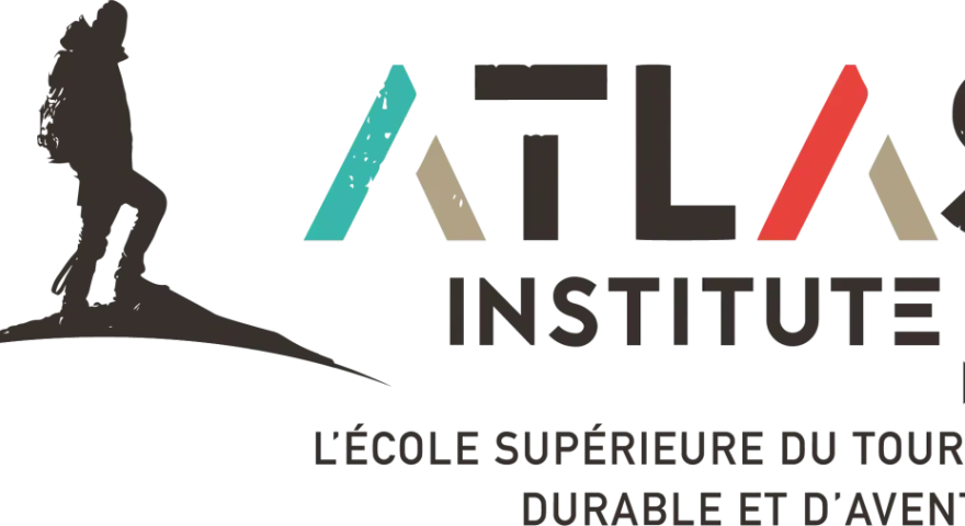 Logo de l'Atlas Institute, une école de tourisme gratuite, avec un randonneur et le texte "L'École Supérieure du Tourisme Durable et d'Aventure".