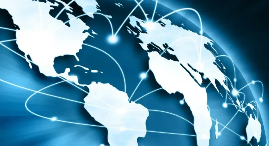Carte du monde bleue avec des lignes lumineuses connectant les continents, symbolisant le commerce international et un futur doctorat.