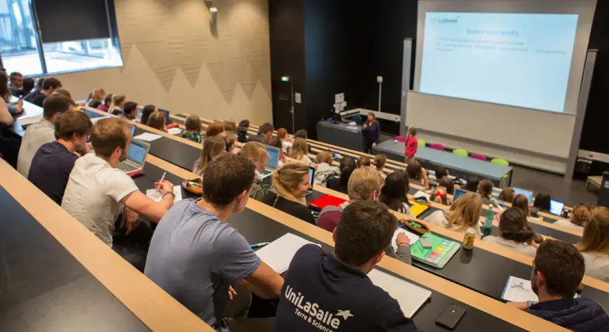 Amphithéâtre d'une école vétérinaire, étudiants attentifs. Le prix de l'école vétérinaire Rouen est un investissement pour l'avenir.
