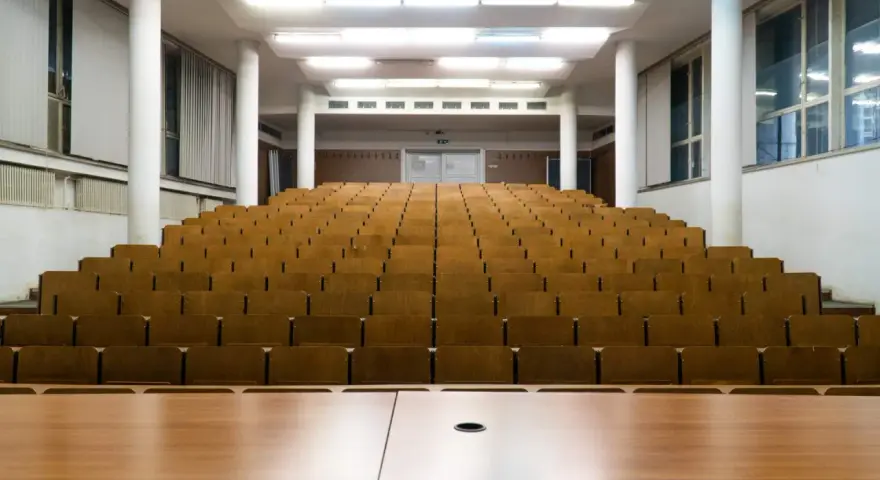 Amphithéâtre vide à l'Universitatea de Vest din Timișoara, prêt pour les étudiants.