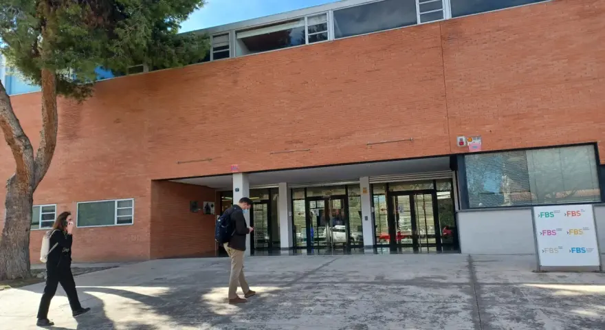 Étudiants se promenant devant le bâtiment de la faculté de sciences économiques de l'université d'Alicante.