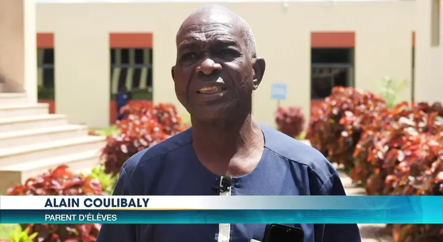 Alain Coulibaly, parent d'élèves, s'exprime devant l'université de San Pedro.