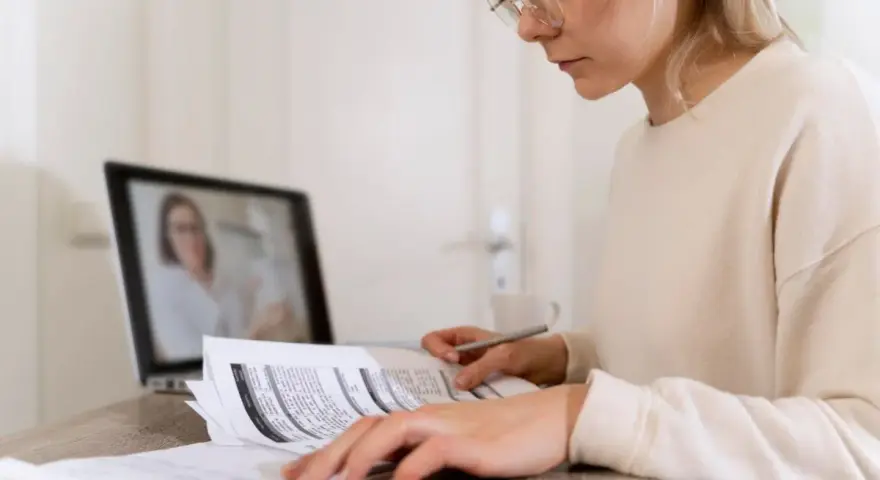 Étudiante en master de psychologie à distance, elle suit un cours en ligne.