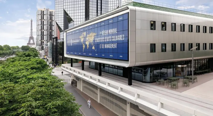 Le Cordon Bleu Paris, un institut d'arts culinaires mondial, avec la Tour Eiffel en arrière-plan.