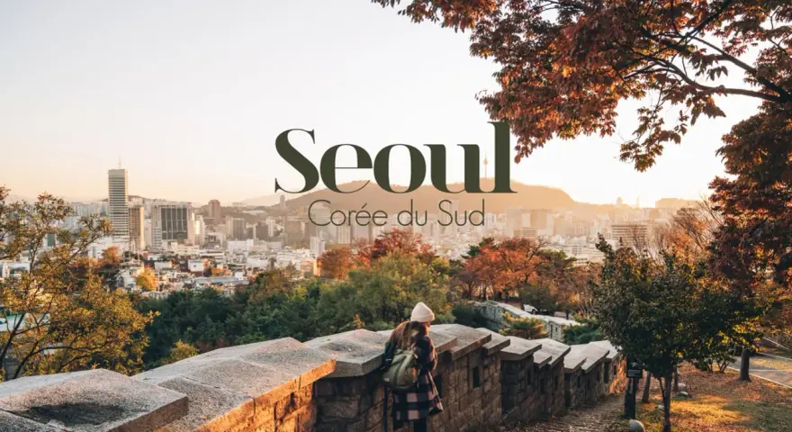 Vue panoramique de Séoul, Corée du Sud, à l'automne. Une étudiante admire le paysage urbain, peut-être en route pour la Korea University Business School.