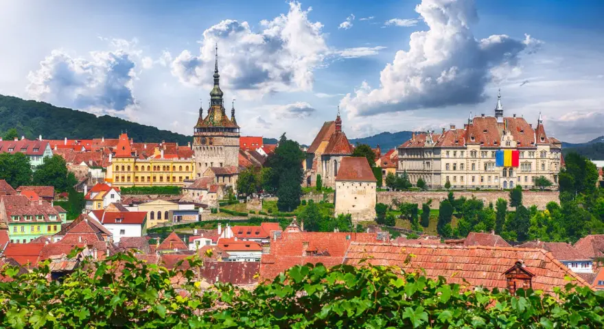 Vue panoramique de Sighisoara, Roumanie. Le coût de la vie en Roumanie est abordable, comme en témoigne cette ville historique pittoresque.