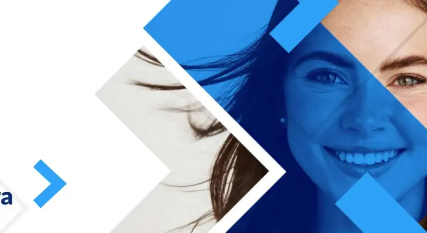Visage souriant d'une femme, avec des formes bleues géométriques. Idéal pour un master psychologie Espagne.
