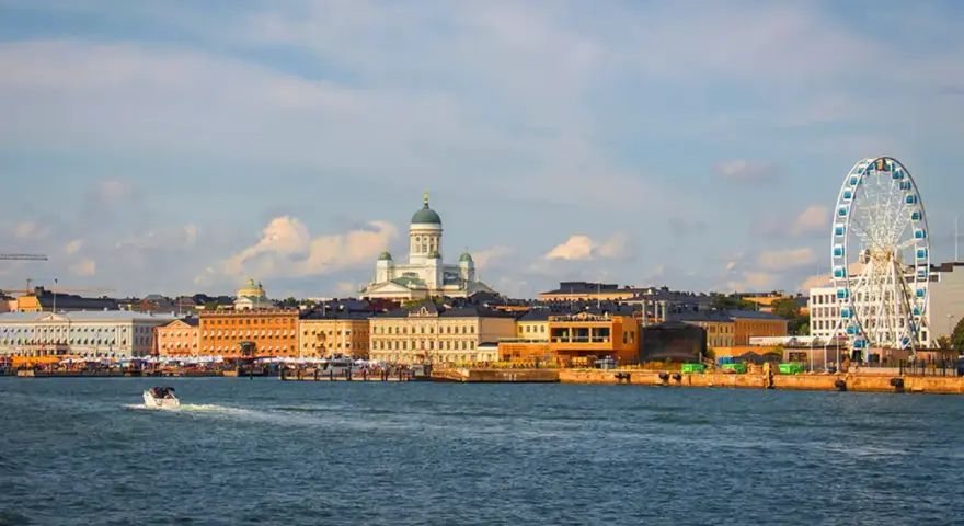 Vue d'Helsinki avec sa cathédrale et sa grande roue. Le coût de la vie en Finlande peut sembler élevé, mais la qualité de vie est exceptionnelle.