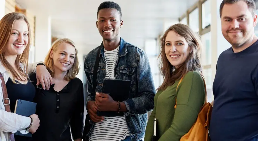 Groupe d'étudiants souriants, prêts à devenir des experts en marketing à distance.