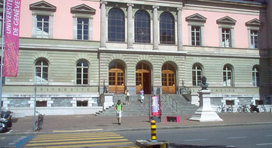 Bâtiment de l'université de Genève, avec une bannière "Université de Genève" et un buste sur un piédestal.