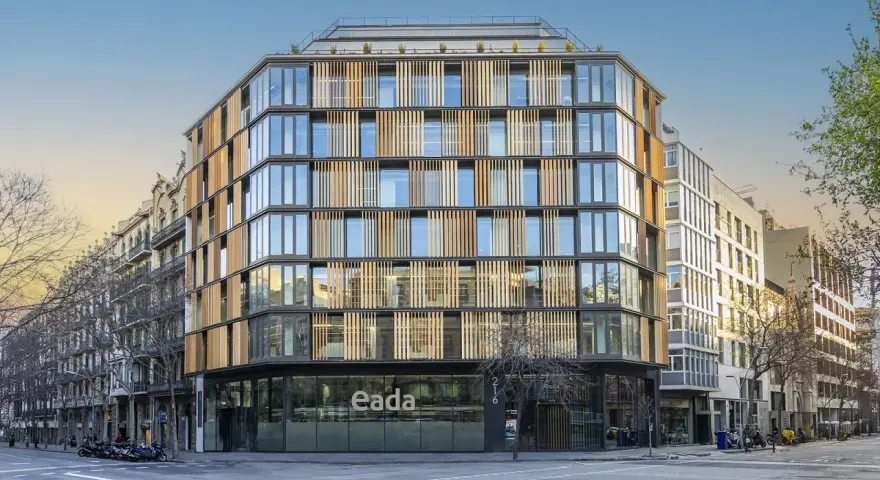 Bâtiment moderne de eada business school à Barcelone, avec sa façade en verre et bois.