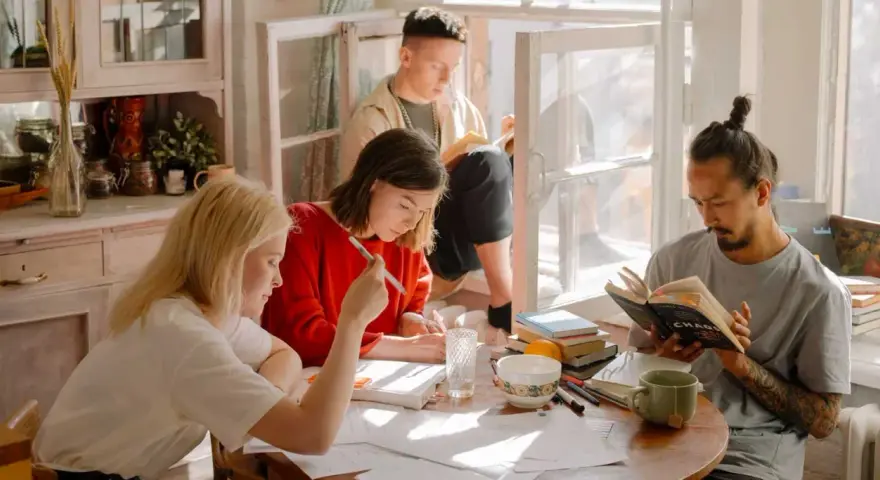 Des étudiants travaillent ensemble dans une bibliothèque de **community college USA**.