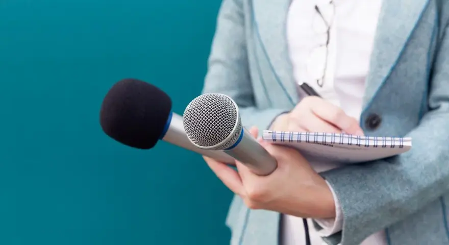 Journaliste en herbe, en pleine formation journaliste à distance, prend des notes avec un micro.