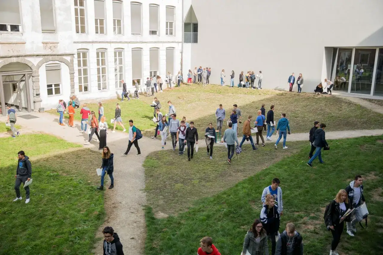 Étudiants se promenant sur le campus d'une école d'architecture en Belgique.