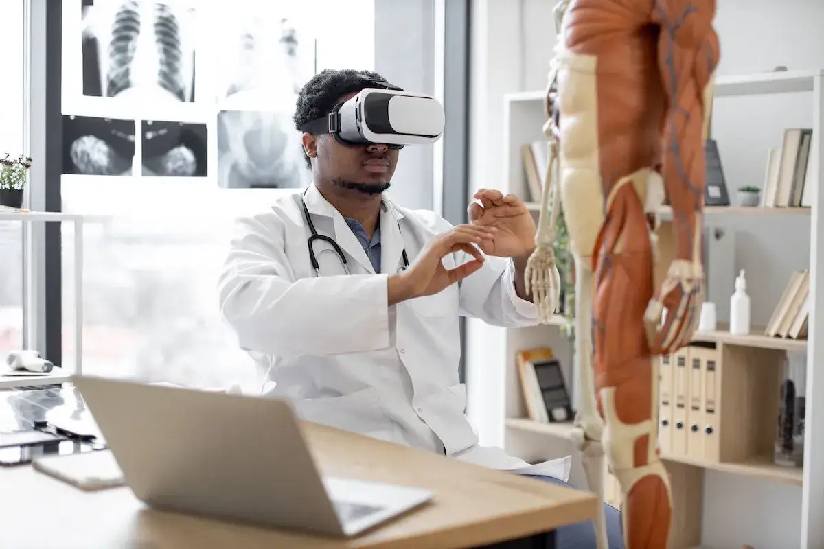&Eacute;tudiant en 1&egrave;re ann&eacute;e m&eacute;decine &agrave; distance, il explore un mod&egrave;le anatomique en r&eacute;alit&eacute; virtuelle.