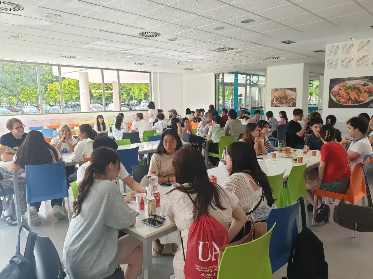 Des &eacute;tudiants discutent et mangent dans la caf&eacute;t&eacute;ria de l'universit&eacute; d'Alicante.