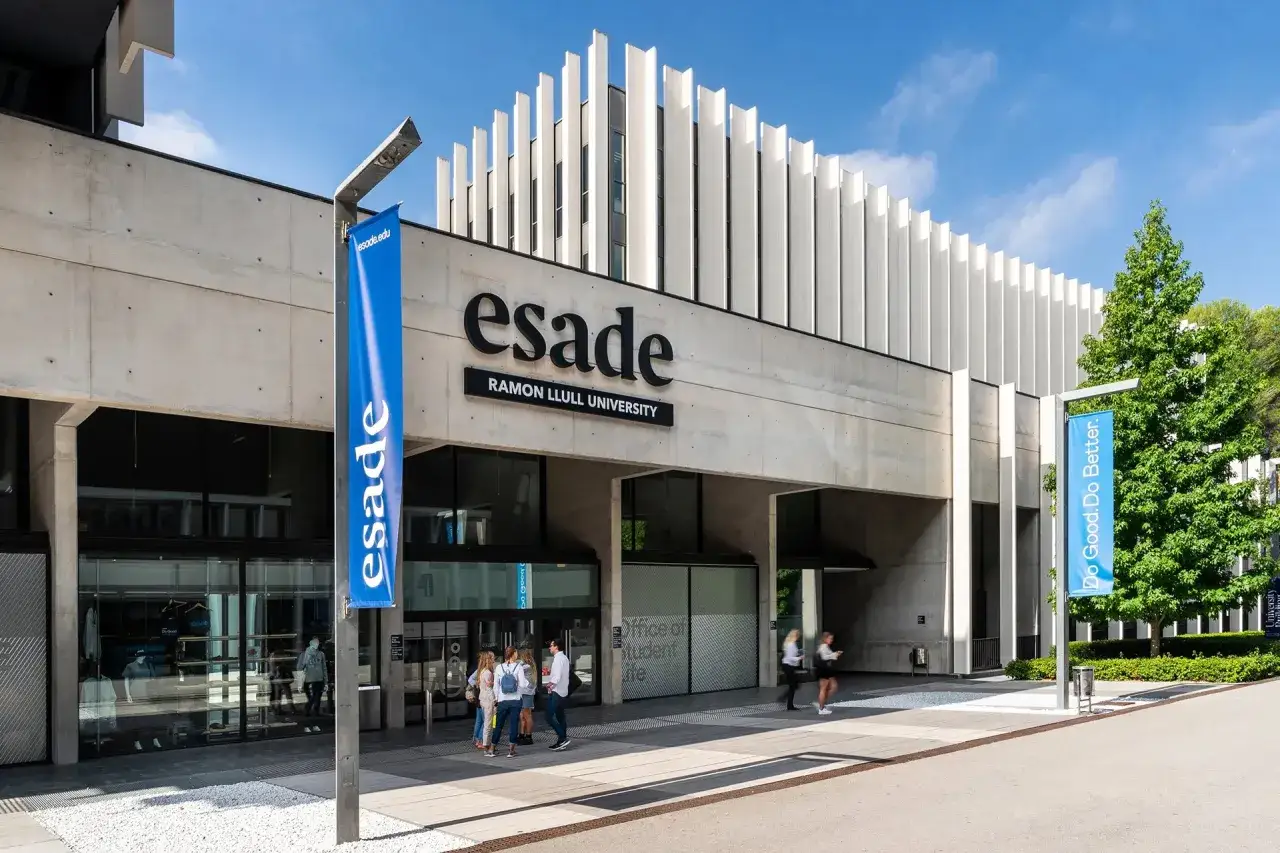 Bâtiment moderne de l'ESADE Barcelone, une école de commerce reconnue pour son excellent classement.