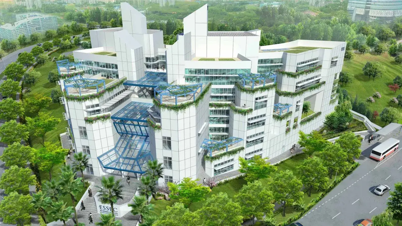 B&acirc;timent moderne de l'ESSEC &agrave; Singapour, avec des terrasses v&eacute;g&eacute;talis&eacute;es. Le prix de l'immobilier dans ce quartier est &eacute;lev&eacute;.