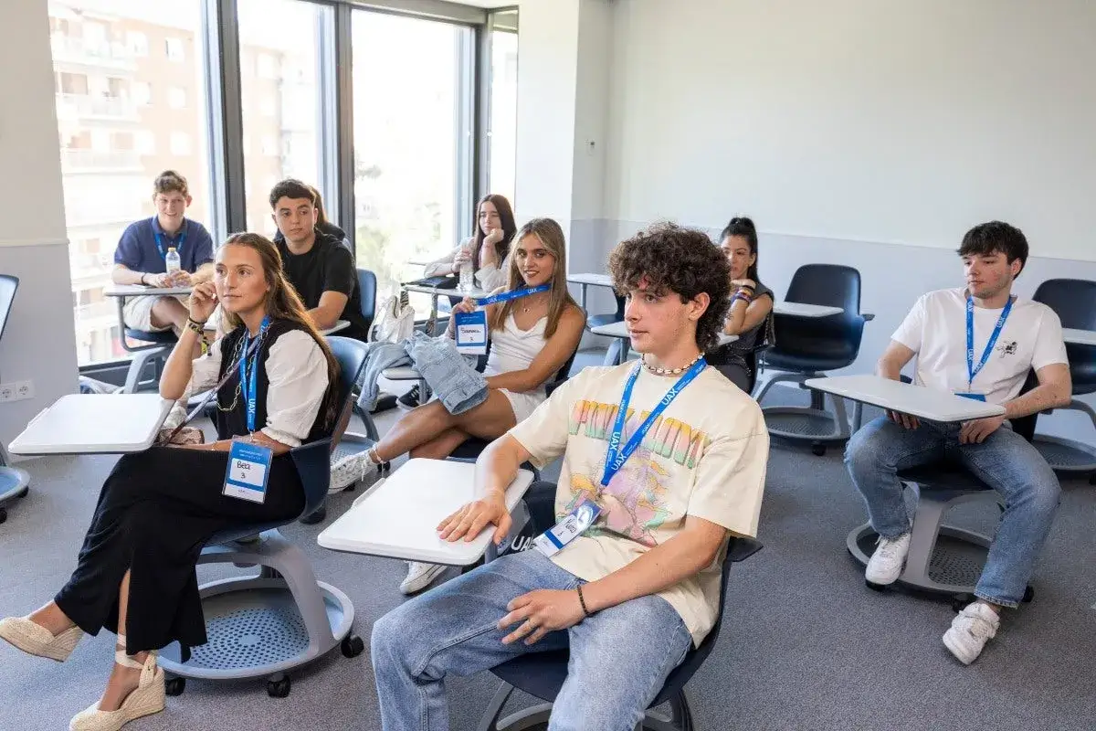 Des étudiants suivent un cours à UAX Madrid, attentifs et prêts à apprendre.