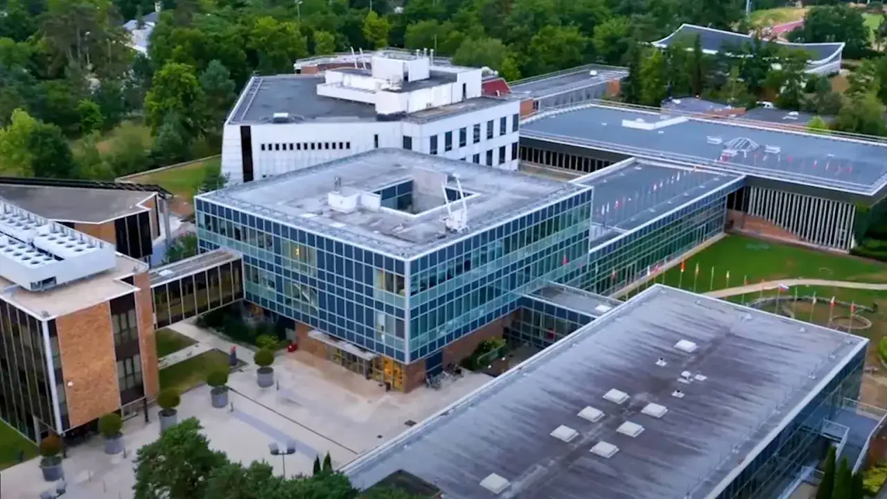 Vue aérienne du campus de INSEAD, un centre d'excellence pour l'executive MBA, avec ses bâtiments modernes et son espace verdoyant.