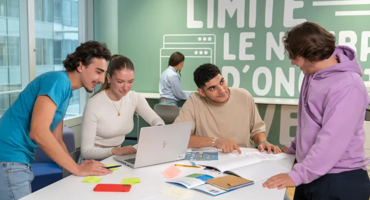 Des étudiants travaillent ensemble sur un projet, peut-être pour leur master sciences politiques à distance.