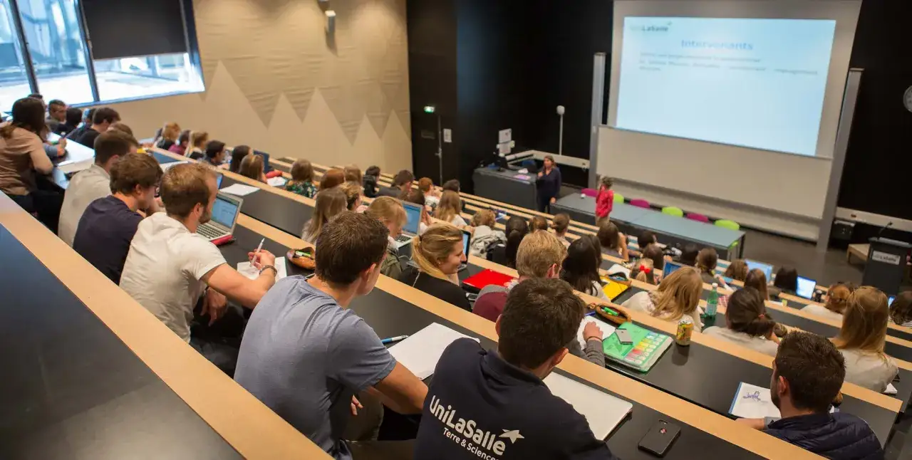 Amphith&eacute;&acirc;tre d'une &eacute;cole v&eacute;t&eacute;rinaire. Les &eacute;tudiants &eacute;coutent un intervenant. Le prix de l'&eacute;cole v&eacute;t&eacute;rinaire de Rouen est un investissement pour leur avenir.
