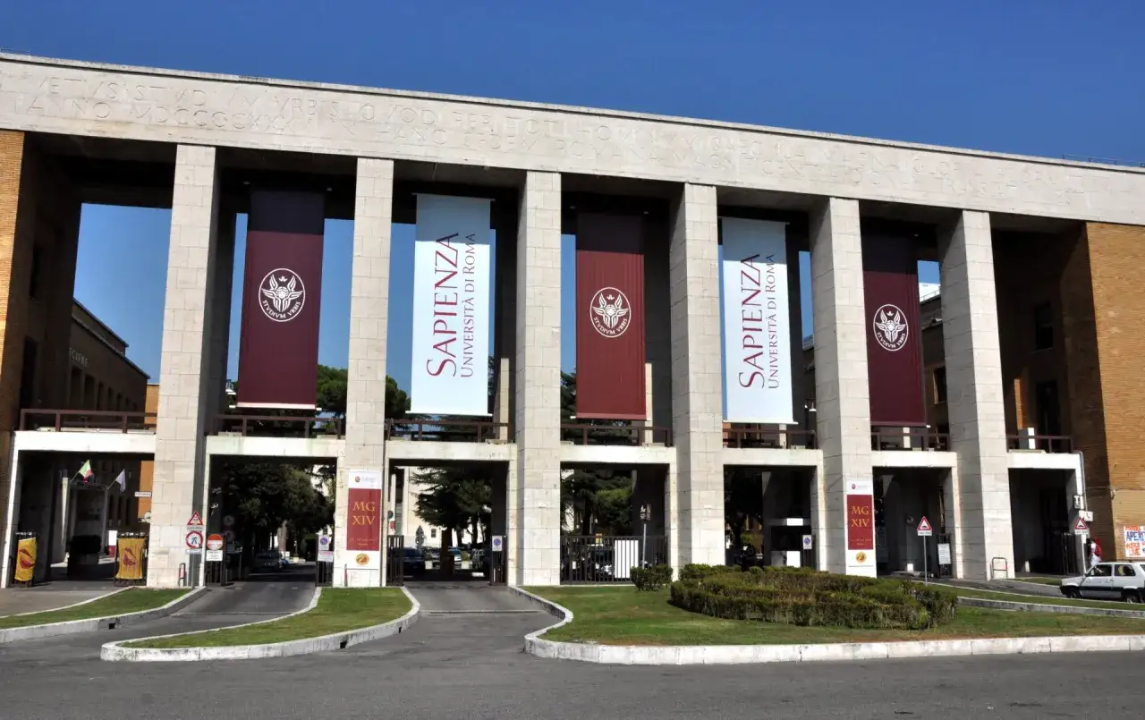Portail monumental de la Sapienza, Université de Rome. Des bannières