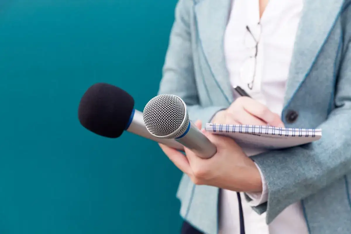 Journaliste en herbe, en pleine formation journaliste à distance, prend des notes avec un micro.